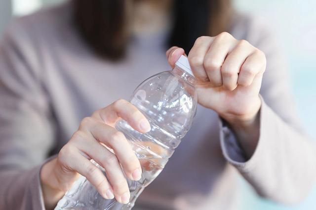 瓶装水或致长期健康风险：科学家揭示微塑料摄入危害