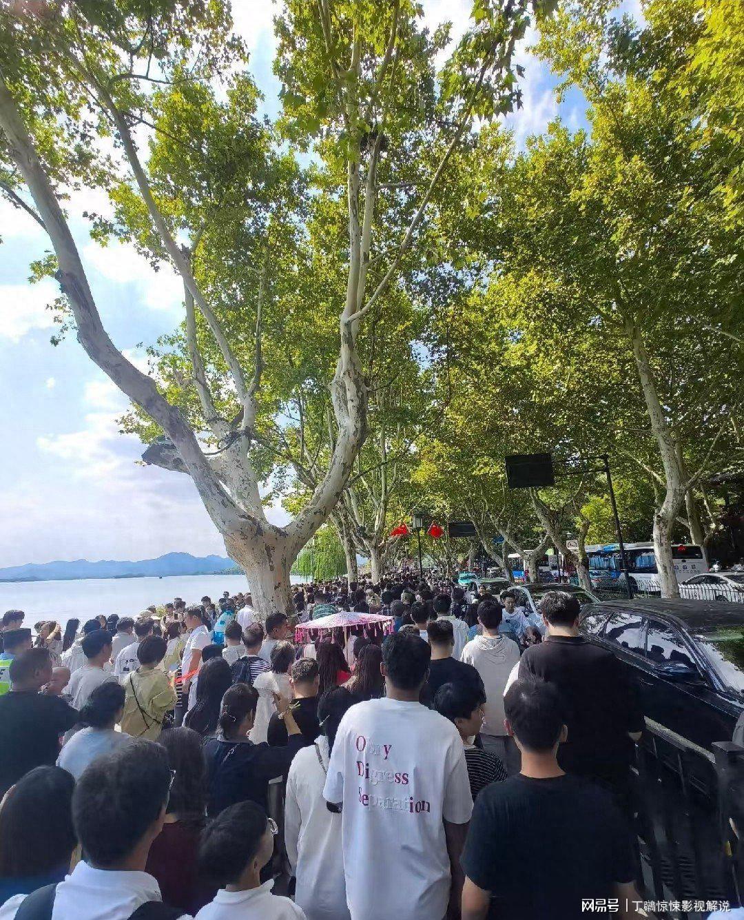 国庆首日旅游热：十大最挤景点盘点，你被堵在哪了？