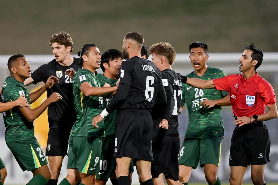 国安亚冠0-3惨败引众怒！大轮换策略遭质疑，传奇队长徐云龙怒斥