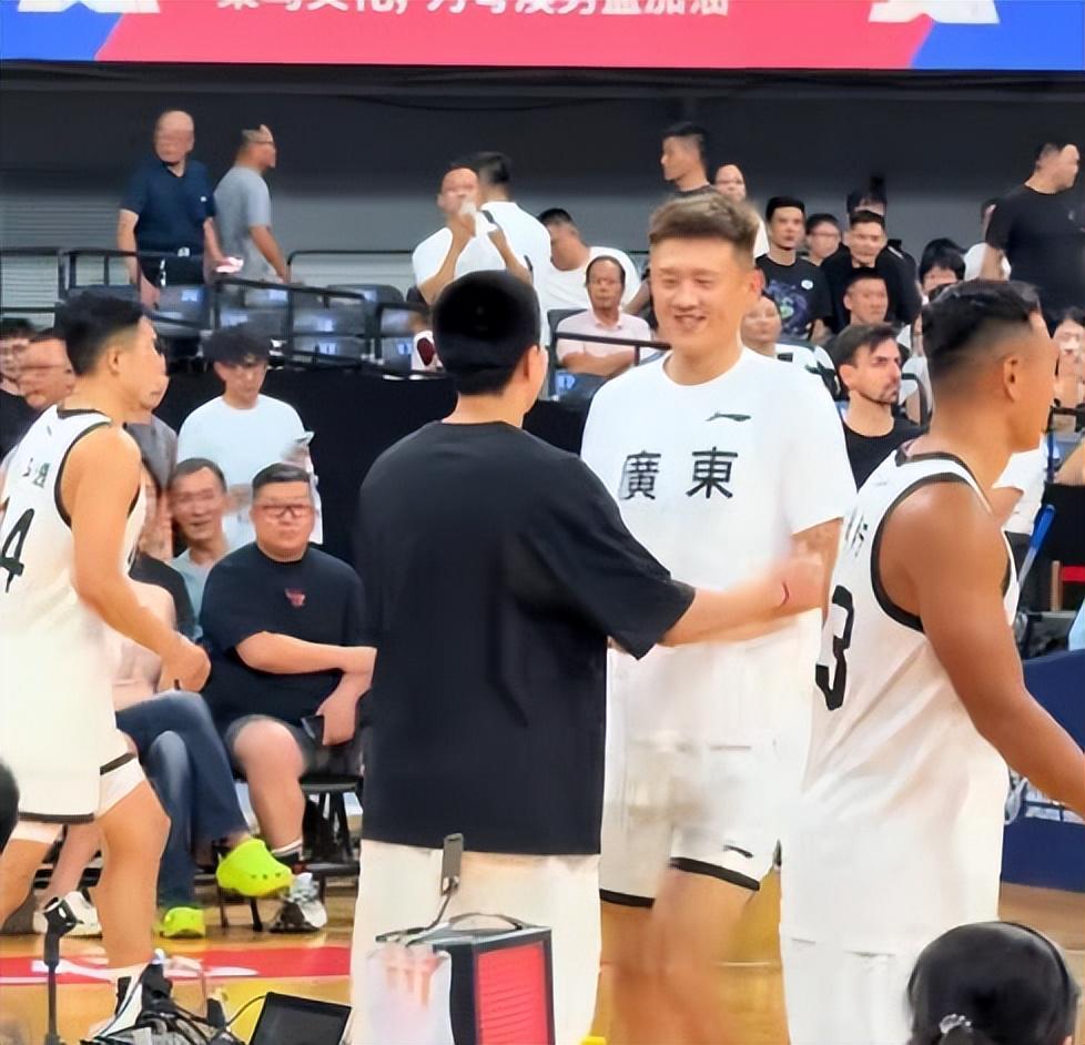 广东男篮热身赛6分险胜澳门黑熊，7人得分上双贺希宁22分领衔