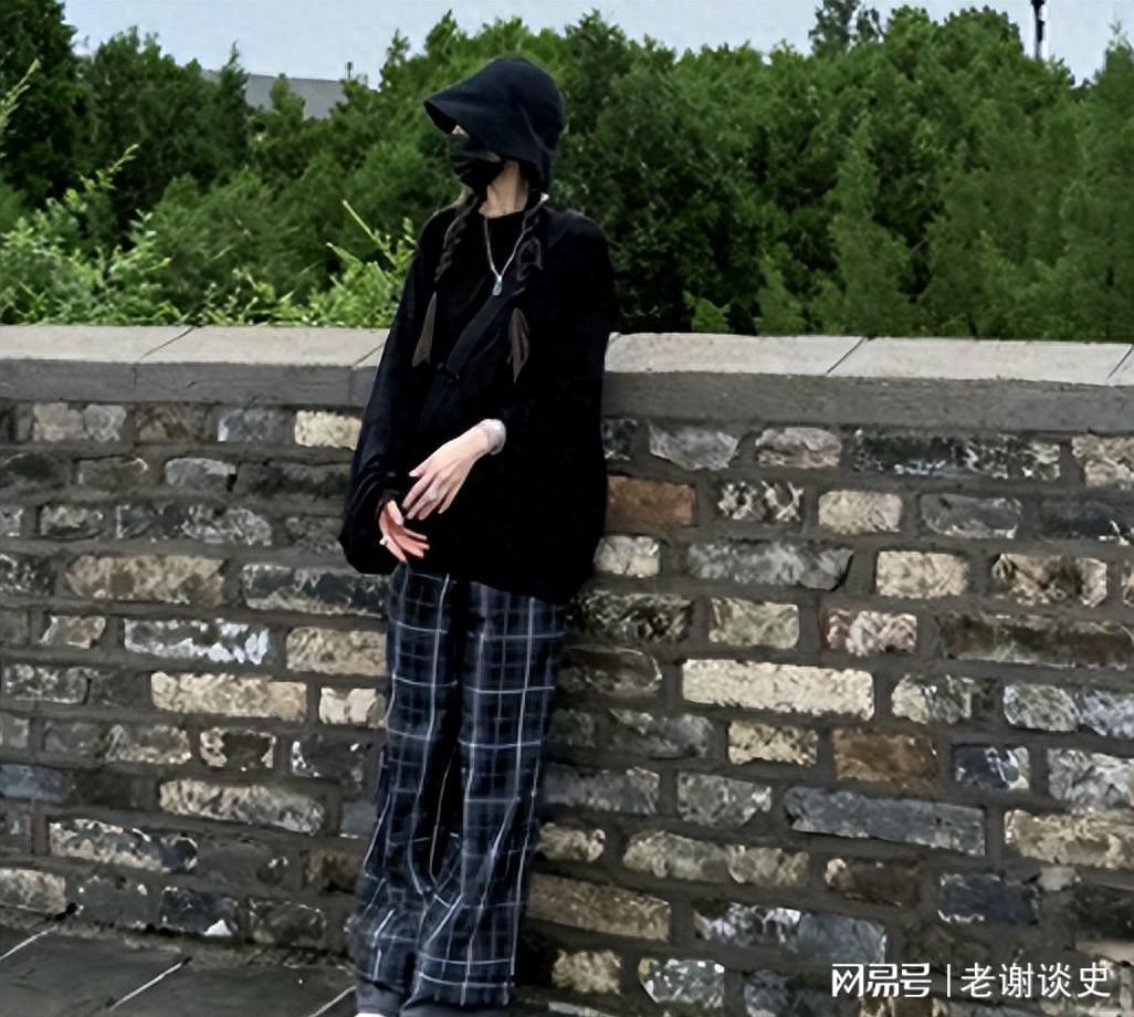 杨幂国庆低调游山海关，麻花辫造型引关注
