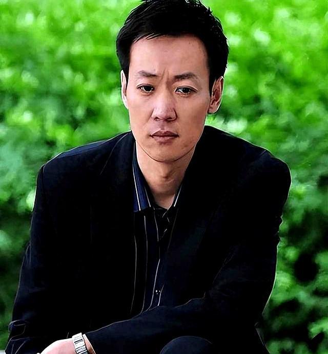 朱媛媛离世后辛柏青复工首演 舞台细节引泪目共鸣