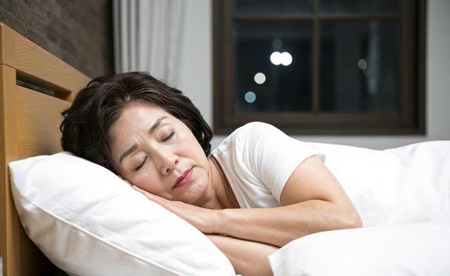 60岁后别硬扛十点睡！医生揭秘8大科学睡眠法则