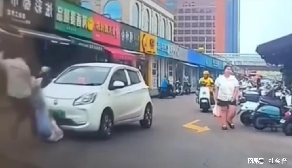 广西柳州理发师涉情感纠纷引发持刀伤人事件