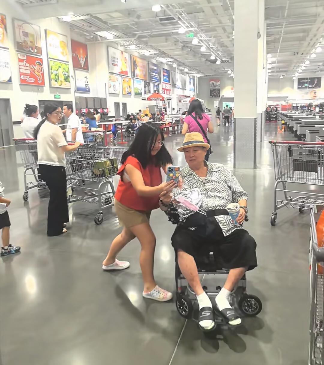 76岁洪金宝深圳商场现身，轮椅出行朴素装扮引关注