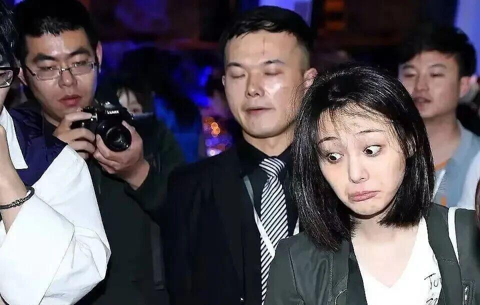 郑爽海外丑闻曝光：拉群卖惨、涉嫌非法交易引热议