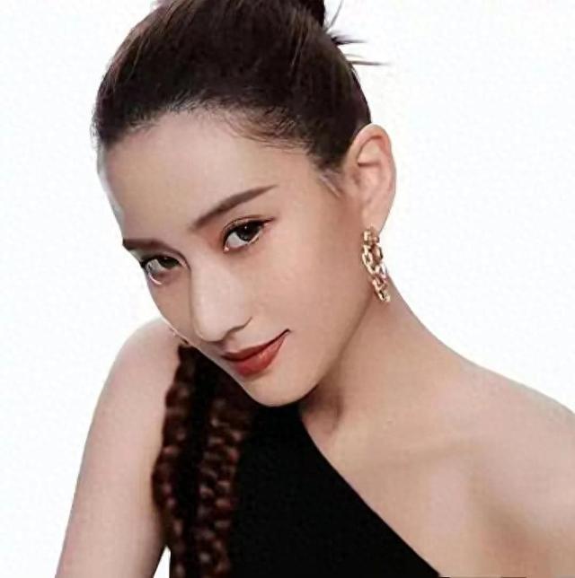 何超莲机场现身引热议，穿搭显廉价情绪引关注