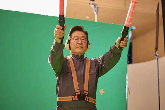 李在明参拍APEC宣传片化身飞机引导员，背后有何深意？