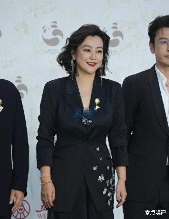 郝蕾离婚5年独自带双胞胎，如今活出精彩人生引热议
