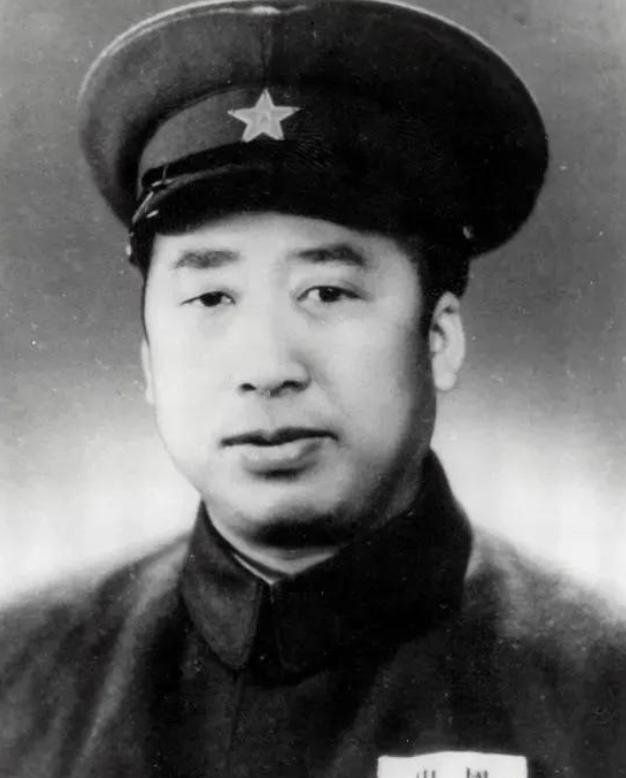 滕代远职务仅比毛主席低一级，军衔却不好评，元帅、将军都不适合