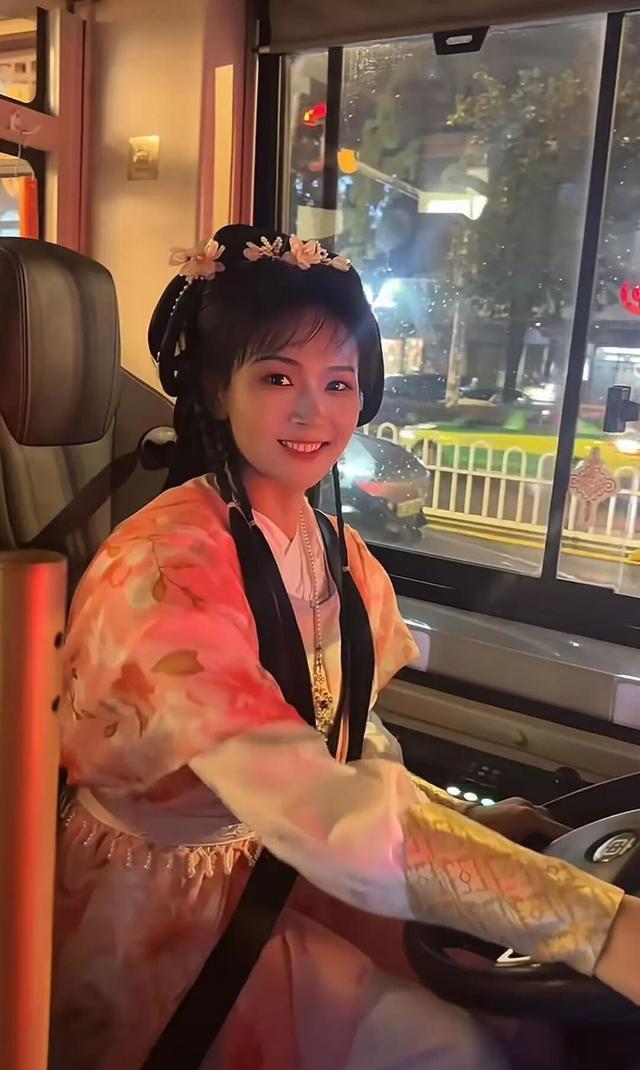 湖北襄阳女公交司机扮黄蓉走红，与郭靖洪七公同为驾驶员