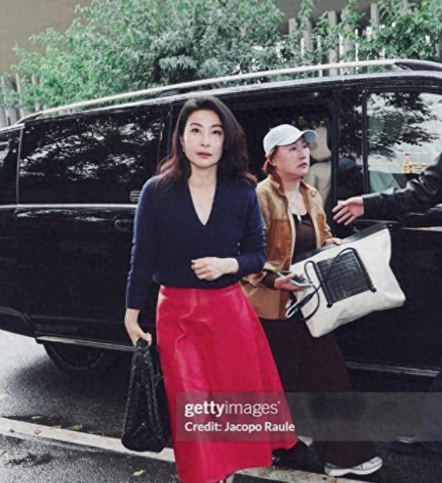 霍启刚惊叹！郭晶晶米兰时装周惊艳亮相，不露膝盖也美翻全场