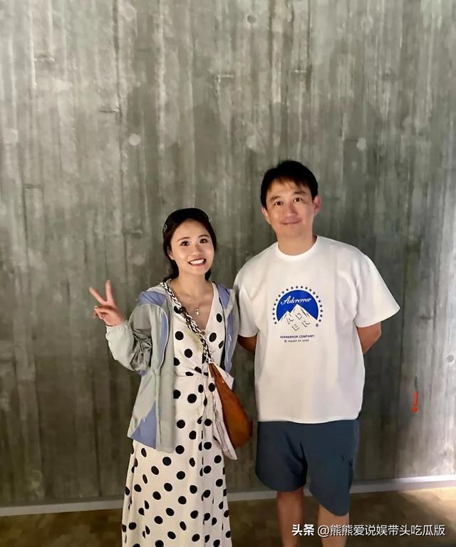 黄磊携小女儿香港看展被偶遇，真实形象引热议