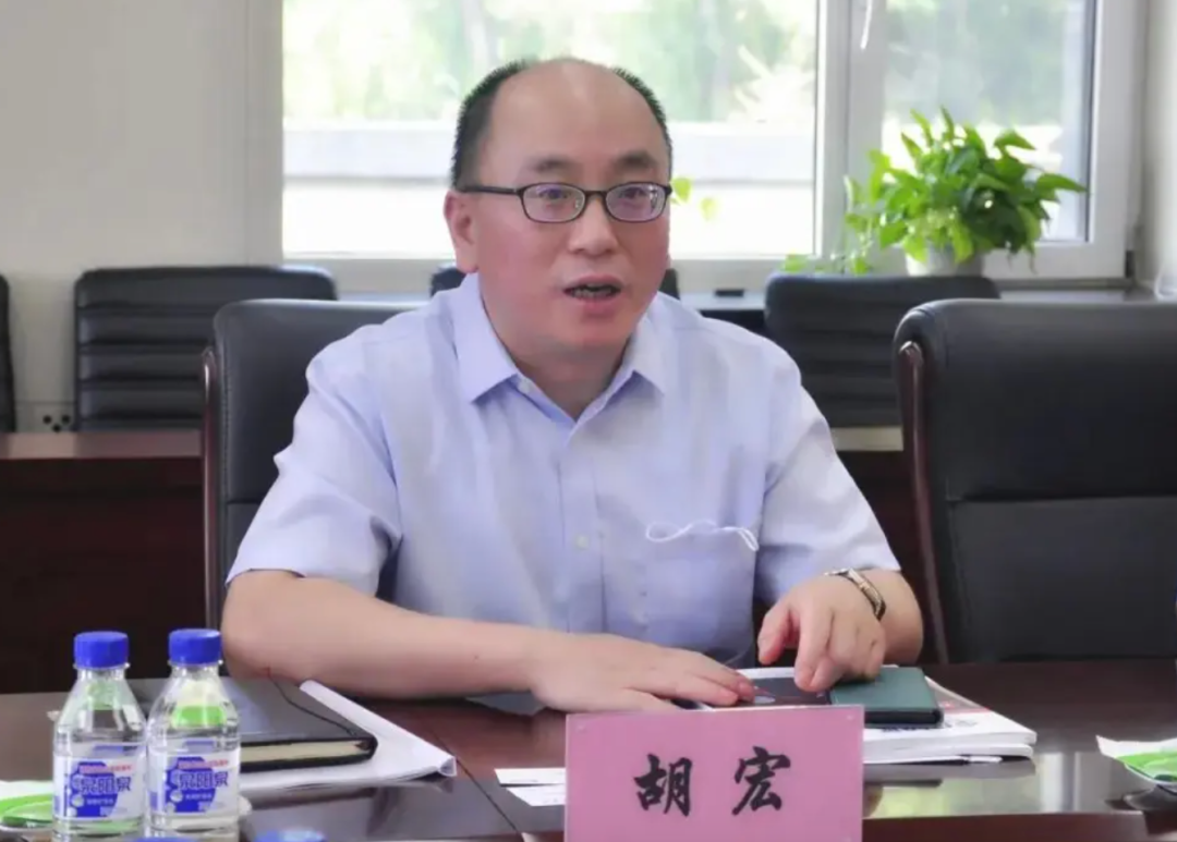 官方披露：在对胡宏审查调查过程中发现，他多次收受奢侈品包、手机、海鲜