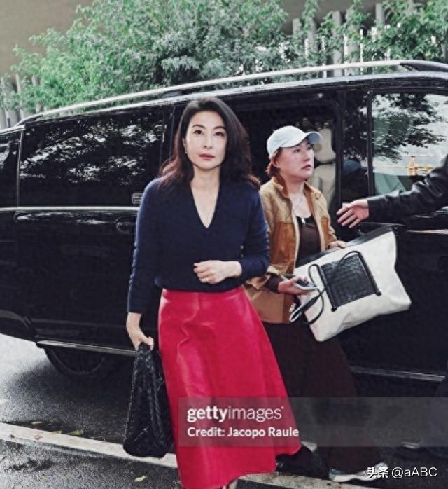 霍启刚都看呆！郭晶晶米兰时装周气场碾压，不露膝盖也赢朱珠
