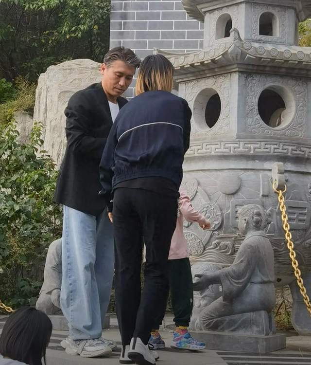 李乃文丹东度假被偶遇，妻子并非杨婷，家庭子女情况曝光
