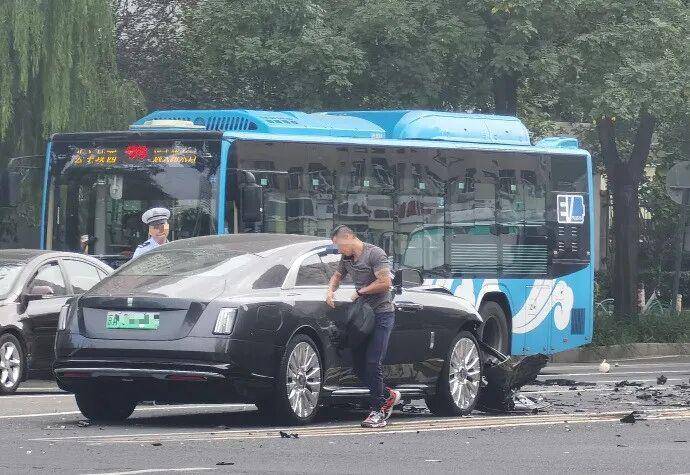 陈震劳斯莱斯闪灵发生严重车祸，系二手车且仅购交强险