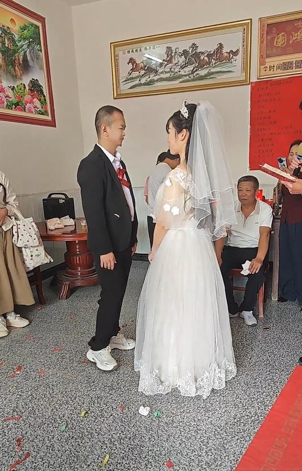 湖北婚礼新郎拥抱被推开引热议：身体反应藏真实情感？