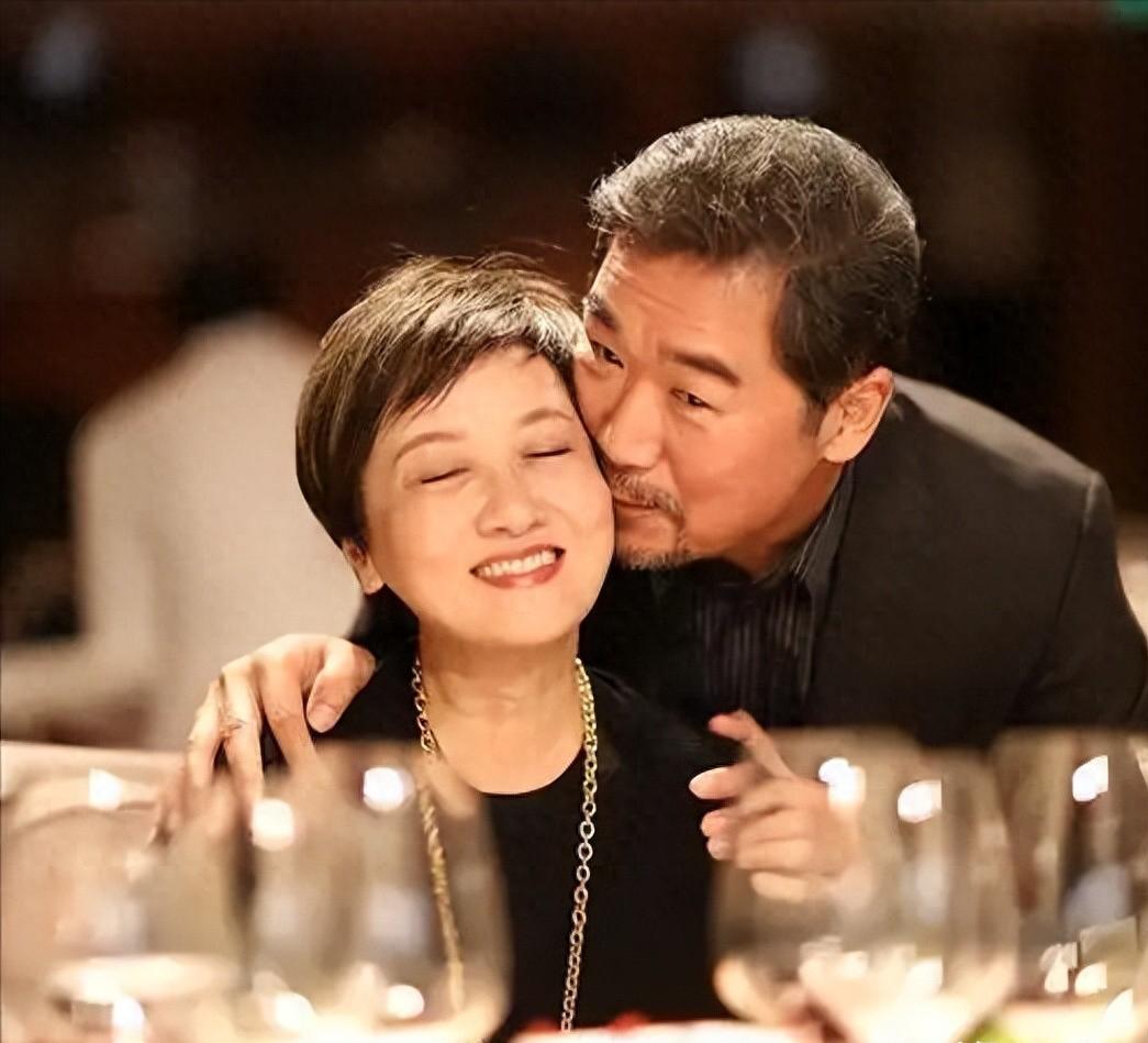 张国立与罗秀春离婚37年：他再婚有烦恼，她至今单身牵挂儿子