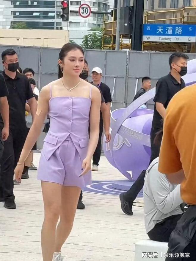 上海滩时尚盛宴：吴艳妮紫色造型惊艳全场，自信魅力尽显