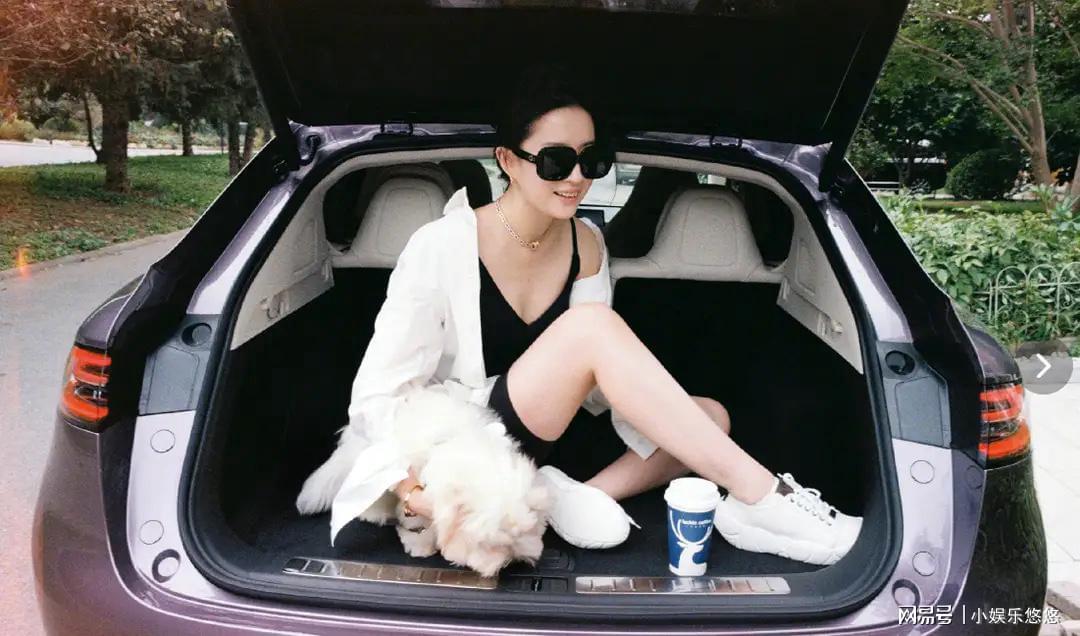 刘亦菲国庆自驾引热议！极光绿座驾与萌犬成焦点，目的地成谜