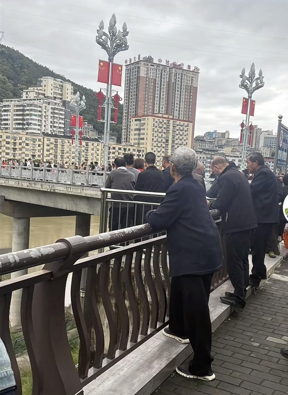 陕西旬阳新郎婚礼前跳河事件：疑因2万下车费引发悲剧