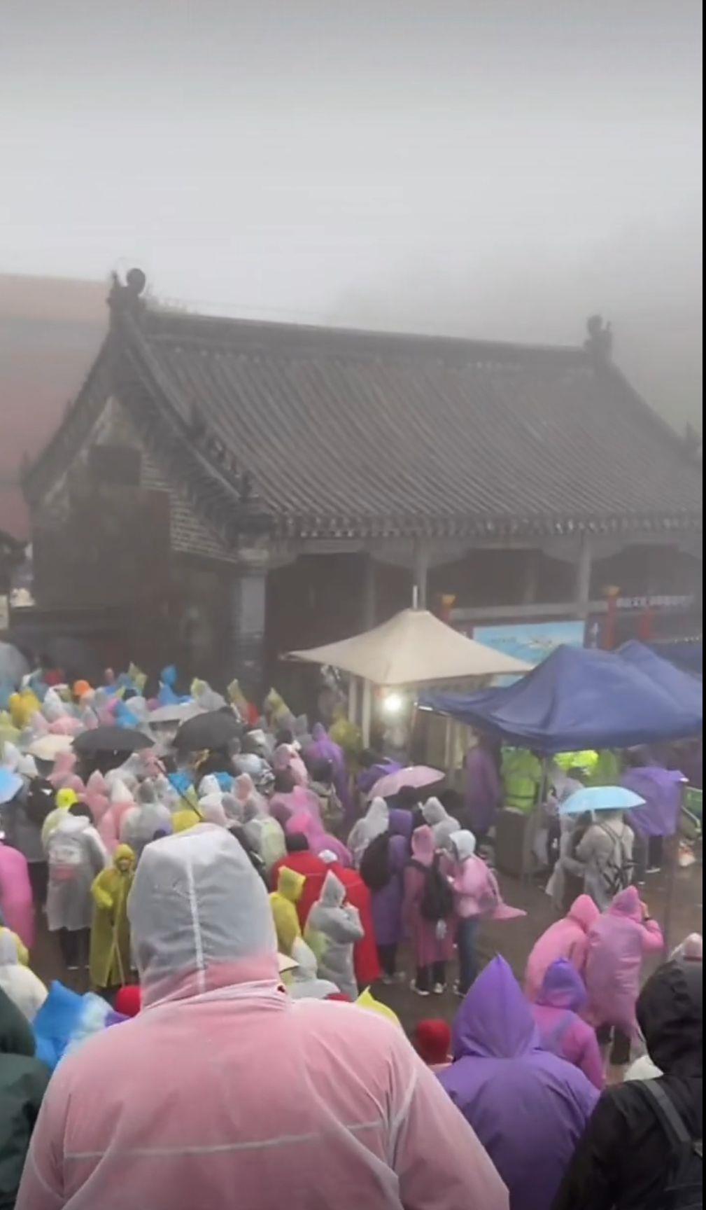 国庆泰山遇雨：游客挤厕所避雨，山顶过夜费引热议