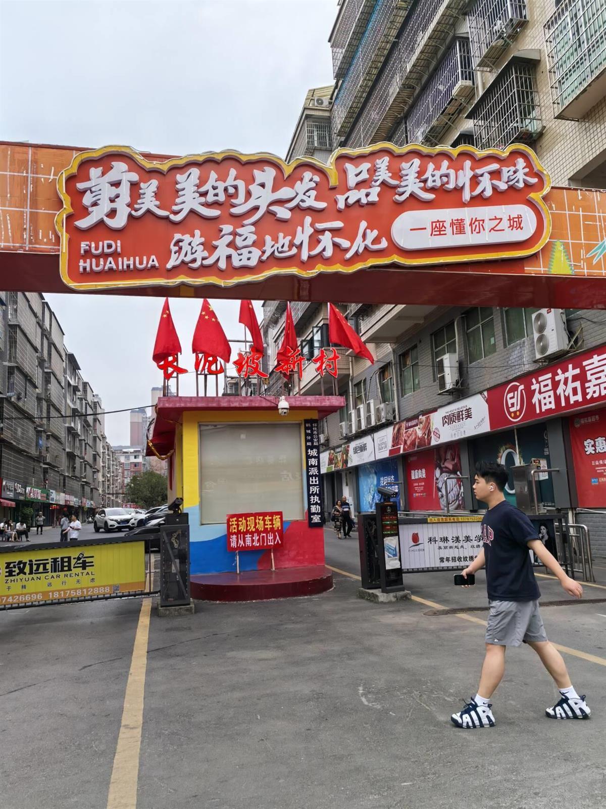 网红理发师晓华：从爆火到回归平静，国庆假期睡到自然醒