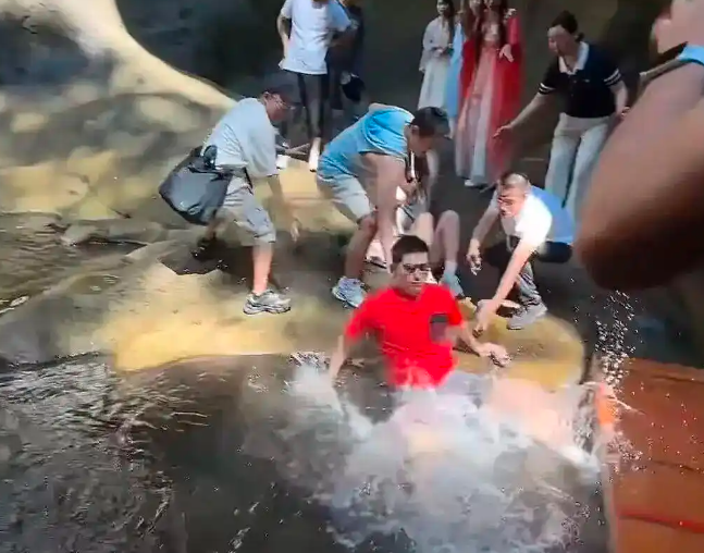 张继科国庆出游落水事件：自称被人踹入水中引热议
