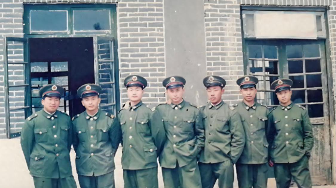 战友聚会实录：通知81人仅39人到场，战友情谊能否跨越心理门槛？