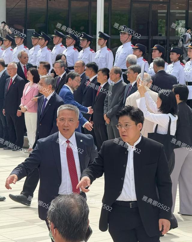 香港理工偶遇霍启刚：中山装儒雅亮相，亲和力获赞