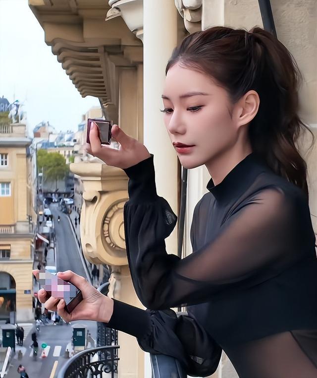 马筱梅巴黎时装周现身，紧身透视装引怀孕猜测，大S遗愿成焦点