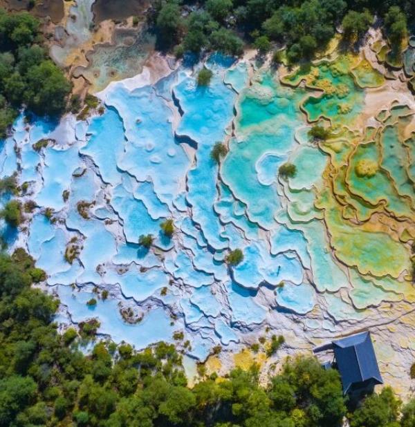 四川黄龙景区索道故障，游客步行上山，文旅局：已恢复可退票