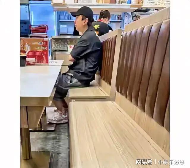 王思聪香港现身平价餐厅：独自用餐显落寞，下巴后缩引关注