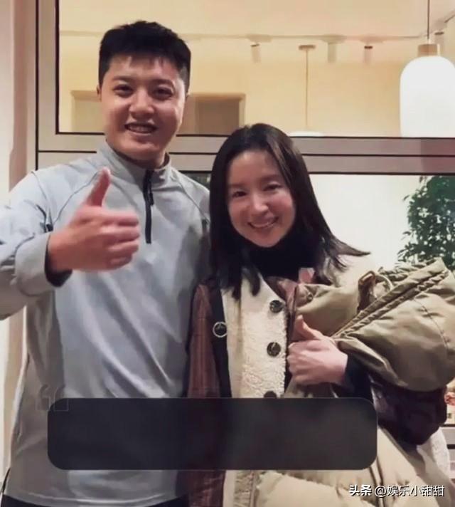 44岁董洁素颜聚餐引热议，颜值状态完胜新生代小花