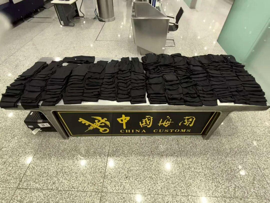 深圳宝安机场海关查获360件进境瑜伽服，价值超15万元