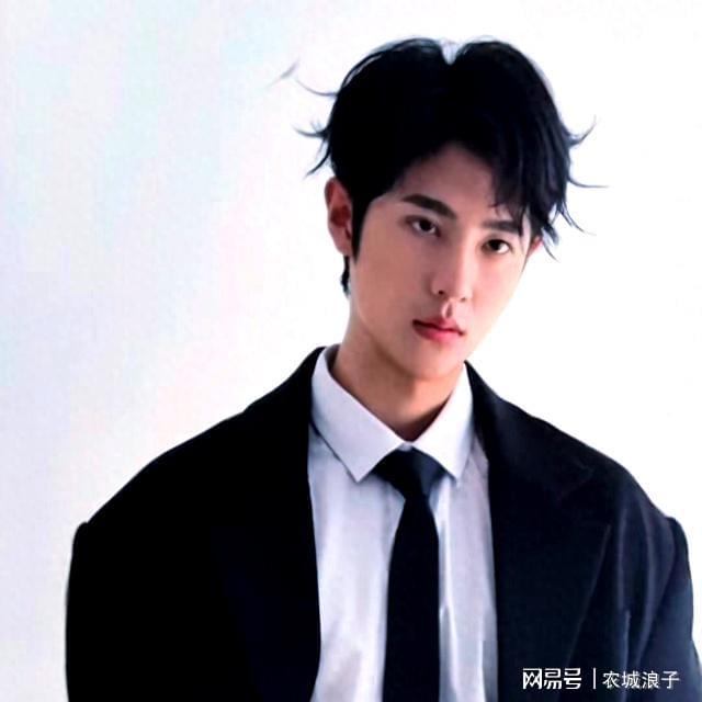 19岁短剧男演员因吻戏离组引热议，胡凌宸公开道歉