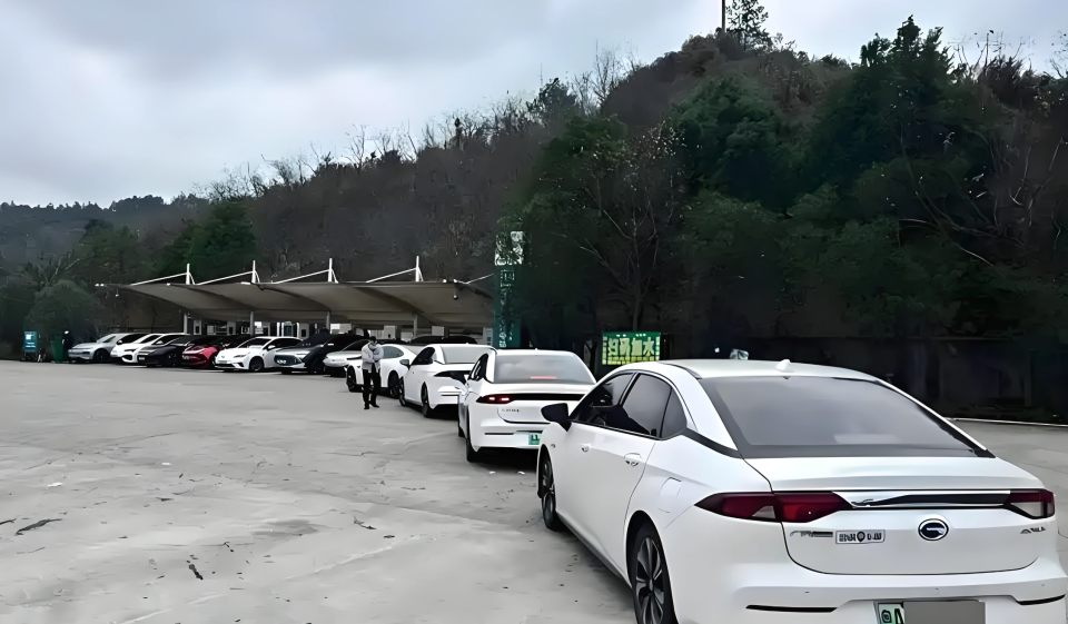 十一假期纯电车充电困境：技术进步难掩现实难题