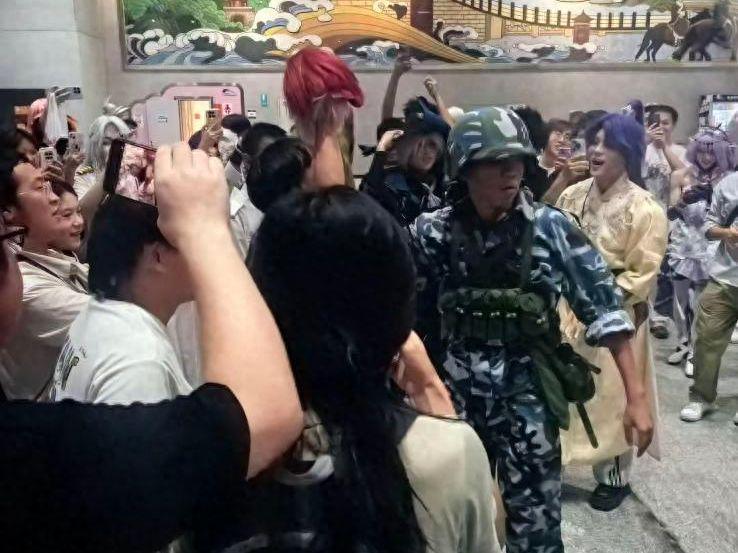 成都漫展柜子coser事件：劝说无果遭扯发，现场混乱引热议