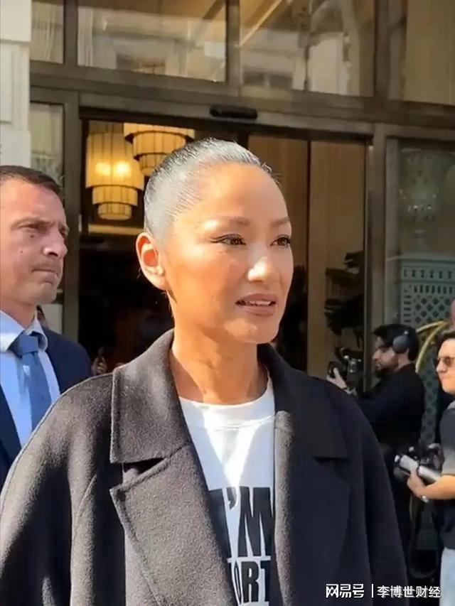 54岁瞿颖近照曝光：满头白发却更显洒脱，与胡兵同框引回忆杀