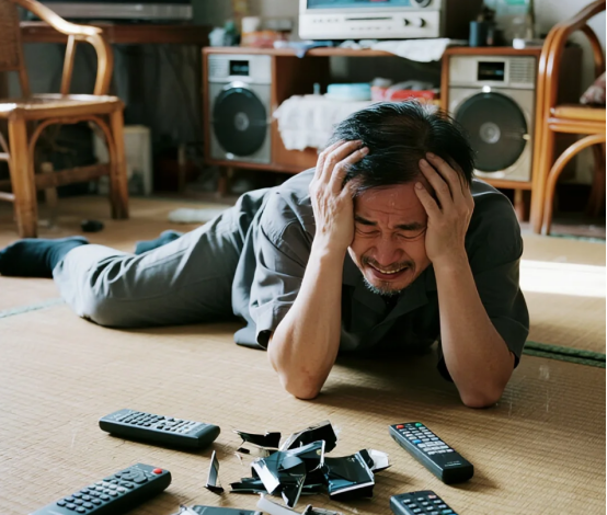 老夫妻每晚听音乐,意外猝死,5年后儿子修理音响拆开遥控器,崩溃了