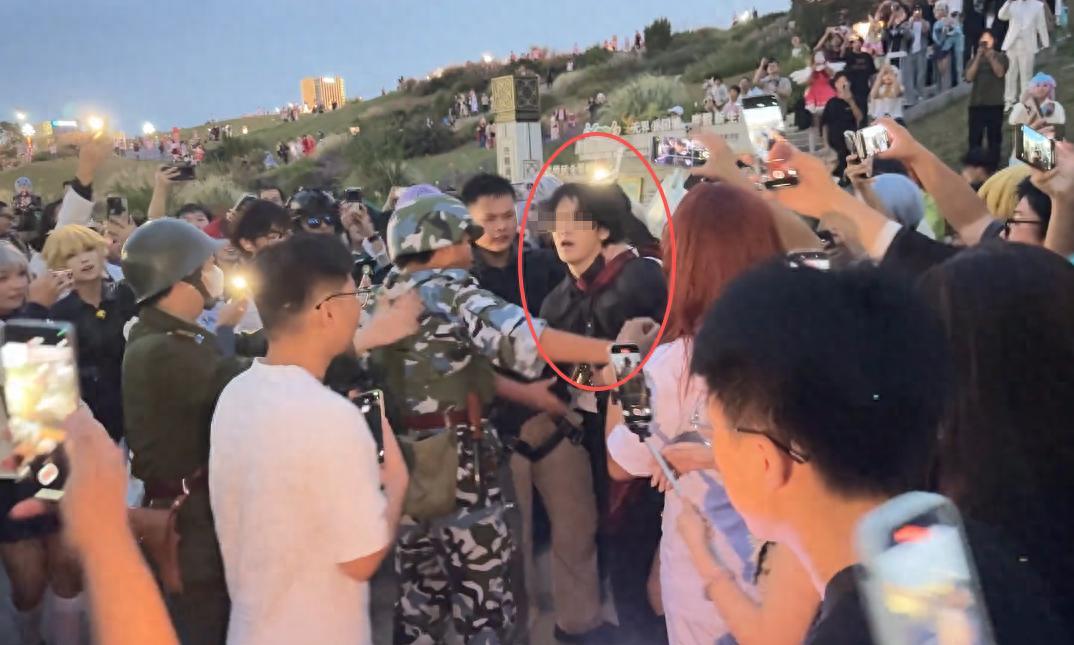 国庆漫展惊现辱华角色扮演，涉事情侣遭围堵后续更惊人