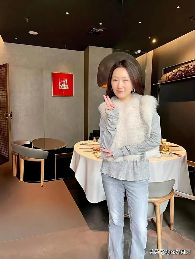 53岁杨钰莹广东聚餐照曝光，状态年轻似30岁引热议