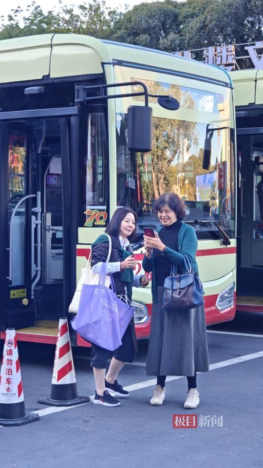 乌鲁木齐成刀郎歌迷聚集地：八楼宾馆爆满，2路公交接送忙