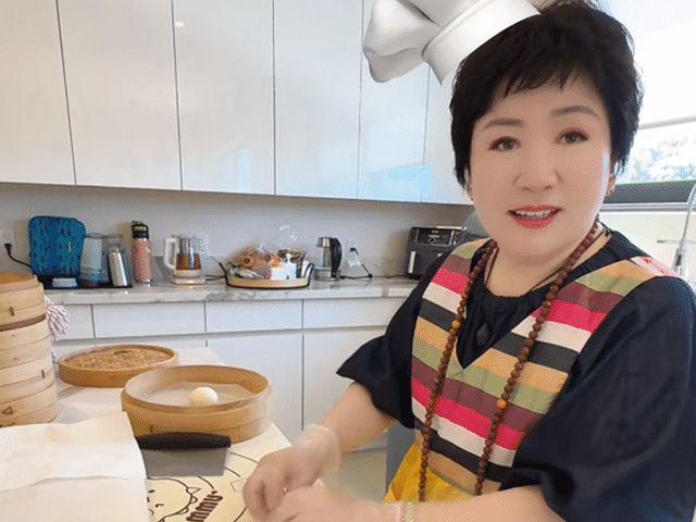 李念国庆假期学做包子，豪门婆婆气质出众似母女