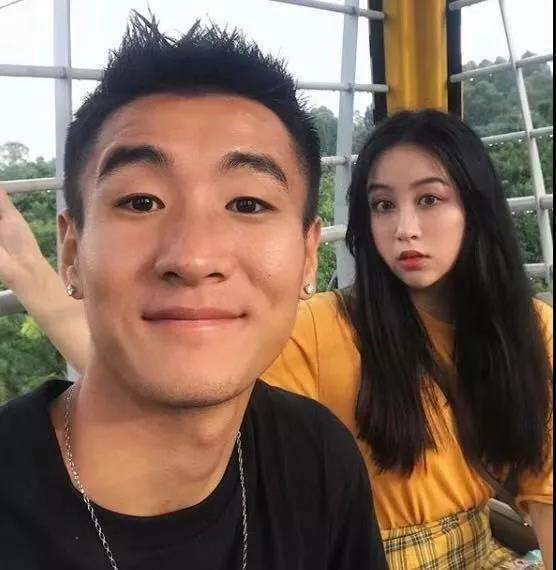 深夜车祸再起！韦世豪豪车事故原因揭晓，妻子现身现场