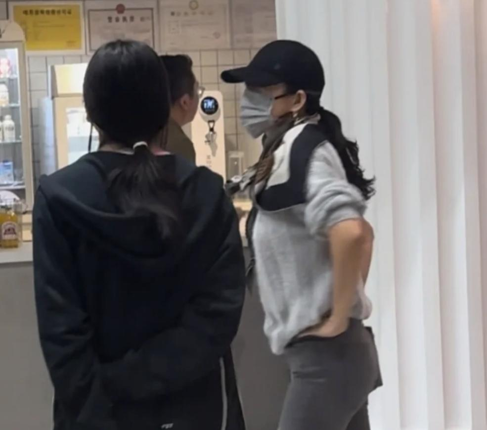 章子怡携9岁女儿阿那亚度假，母女背影神似引关注