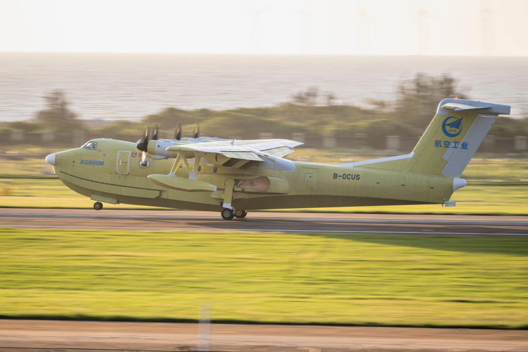自主研制新突破！AG600‘鲲龙’第三架机完成生产试飞