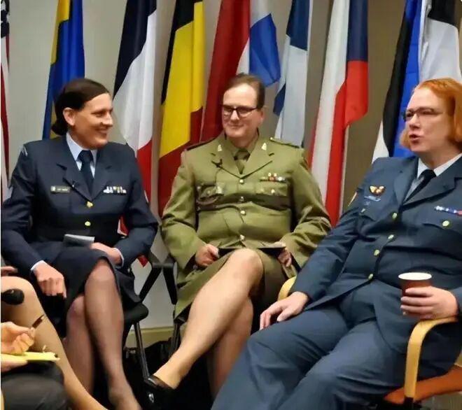 环保女郎与艾玛转赛道：政治风向下的策略调整