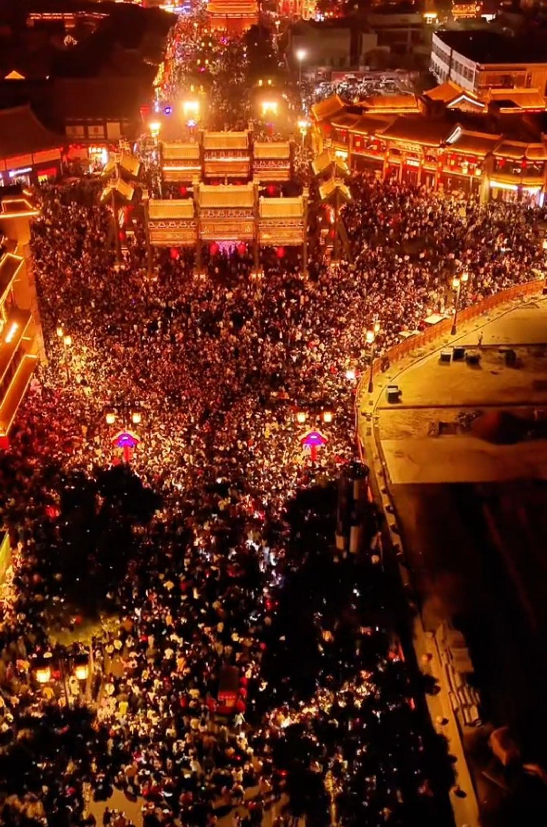 国庆大同古城人潮涌动，8000架无人机演绎科技光影盛宴